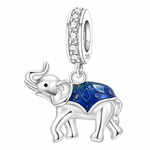 Ce charm raffiné associe la puissance symbolique de l’éléphant à la douceur turquoise éclatant. Réalisé en argent 925, il allie élégance et signification profonde pour un bijou qui protège et accompagne au quotidien. Parfait pour exprimer force, chance et amour dans un même accessoire.