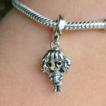 Ce charm en argent 925 montre jeune fille cheveux bouclés robe uniforme tenant livre yeux pétillants mains poche. Symbole intelligence audace érudition magique.

Caractéristiques

Matière : Argent 925.
Design : Style chibi détaillé livre texturé posture confiante.
Compatibilité : Bracelets colliers thèmes scolaires sorciers.