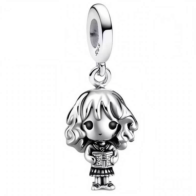 Ce charm en argent 925 montre jeune fille cheveux bouclés robe uniforme tenant livre yeux pétillants mains poche. Symbole intelligence audace érudition magique.

Caractéristiques

Matière : Argent 925.
Design : Style chibi détaillé livre texturé posture confiante.
Compatibilité : Bracelets colliers thèmes scolaires sorciers.