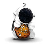 Ce charm en argent 925 représente un adorable petit astronaute en combinaison lisse, serrant contre lui une grosse planète orangée cratérisée aux reflets translucides. Le casque est orné d’un insert noir pailleté façon ciel étoilé, créant un contraste très lumineux avec le métal brillant.

Caractéristiques :

-Matière : Argent 925/1000 (sterling silver), durable et hypoallergénique, avec résine/émail coloré pour la planète et le casque.
-Design : Astronaute 3D assis, tenant une planète texturée, visière noi