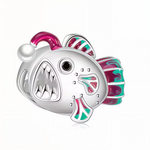 Ce charm pendentif dépeint un poisson abyssal kawaii aux allures de diodon rose, avec une grande bouche aux dents pointues, un œil noir espiègle et une antenne rose vif ornée d’une perle blanche comme un appât lumineux. Les nageoires et la queue en émail rose et vert irisé ondulent avec fantaisie, donnant vie à cette créature des profondeurs dans un style mignon et audacieux. Suspendu à un anneau argenté, il balance avec malice, parfait pour ajouter une touche d’aventure marine à votre bracelet.