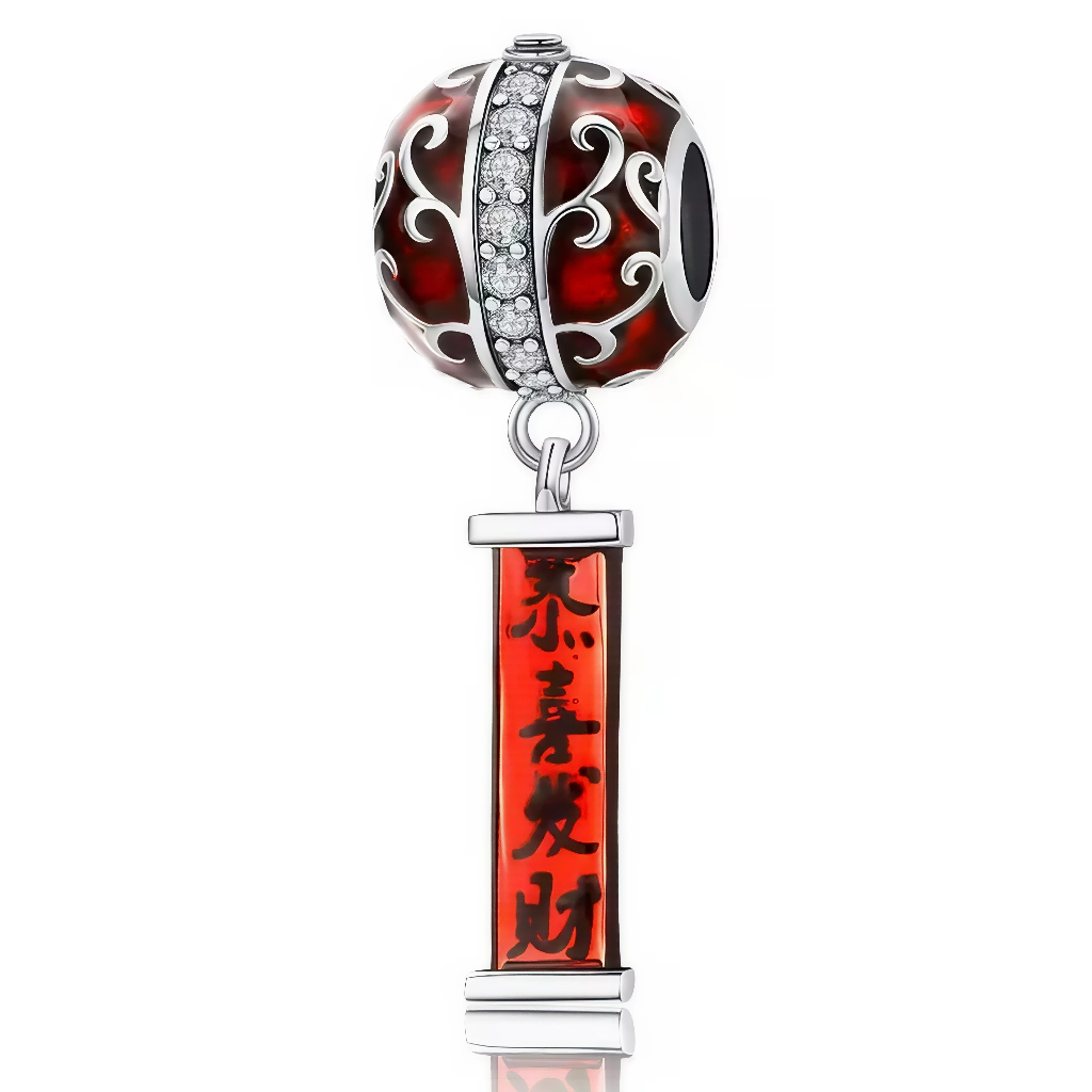 Laissez-vous séduire par ce magnifique charm suspendu en argent 925, inspiré des talismans traditionnels chinois. Orné d’un pendentif en émail rouge profond, signifiant paix et sérénité, un symbole fort de protection et d’harmonie.