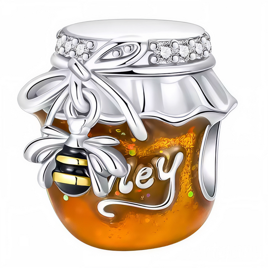 Charm en argent 925 représentant un petit pot de miel marqué "Honey" et surmonté d’une abeille, parfait pour une touche mignonne et gourmande.

Caractéristiques

– Métal : argent 925
– Détails : pot de miel avec inscription "Honey" et abeille
– Compatible avec tous types de bracelets en argent 925
