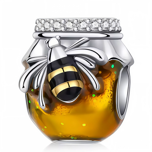 Charm en argent 925 représentant un petit pot de miel surmonté d’une abeille, parfait pour une touche mignonne et gourmande sur votre bracelet.

Caractéristiques

– Métal : argent 925
– Détails précis : pot de miel avec abeille
– Compatible avec tous types de bracelets en argent 925