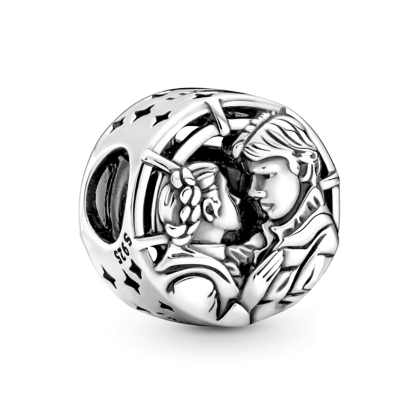 Célébrez l’amour galactique avec ce charm représentant Princesse Leia et Han Solo. En argent 925, ce bijou incarne la passion et le courage de ce couple légendaire de Star Wars.