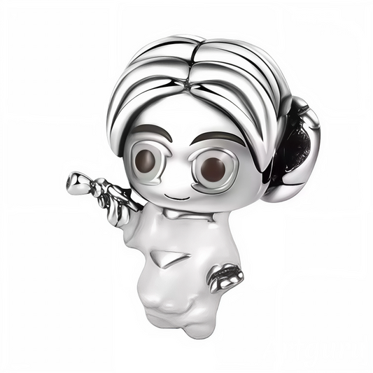 Symbole de force, d’élégance et de résistance, la Princesse Leia Organa s’impose ici en charm pendentif argent 925, fidèle à son look légendaire. Avec sa coiffure emblématique et son attitude de leader née, ce bijou est un hommage à l’héroïne culte de la saga Star Wars. Pour celles et ceux qui préfèrent les princesses qui tirent les plans… et les blasters.