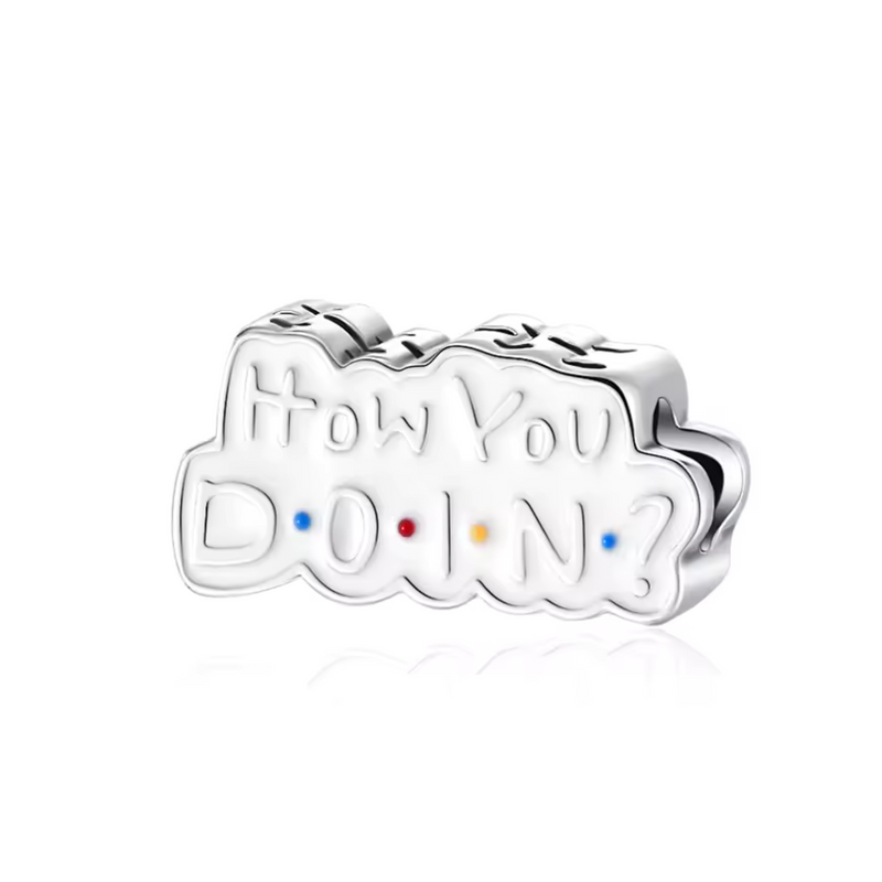 Ce charm argent 925 présente inscription interrogative « Comment ça va ? » style graffiti manuscrit irrégulier, lettres blanches grasses bombées, points colorés vifs accents ludiques. Évoque séduction charmeuse humour coquin sans marque protégée.

Caractéristiques :

Matière : Argent 925 émail points multicolores.
Design : Phrase graffiti points, bélière intégrée.
Compatibilité : Bracelets colliers thèmes drague fun.