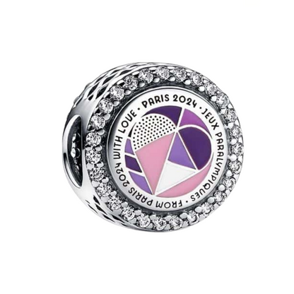 Honorez l’esprit des Jeux Paralympiques 2024 avec ce charm rond, sublimé par un cœur symbolisant la résilience, le courage et l’unité. Fabriqué en argent 925, ce bijou représente l’inspiration et la détermination des athlètes qui repoussent les limites de l’excellence.