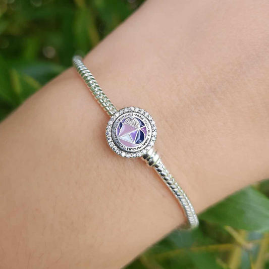Honorez l’esprit des Jeux Paralympiques 2024 avec ce charm rond, sublimé par un cœur symbolisant la résilience, le courage et l’unité. Fabriqué en argent 925, ce bijou représente l’inspiration et la détermination des athlètes qui repoussent les limites de l’excellence.