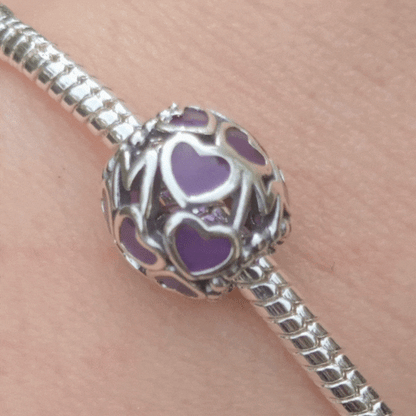 Exprimez votre amour et votre reconnaissance avec ce charm rond en argent 925, orné de petits cœurs violets et portant l’inscription "Mom".
Ce charm élégant et touchant est une déclaration parfaite d’affection pour la personne la plus spéciale de votre vie. Les cœurs violets, symbole de tendresse et d’amour, entourent le mot "Mom", créant un bijou unique et plein de signification. Parfait pour la fête des mères, un anniversaire, ou simplement pour dire "Je t’aime".
