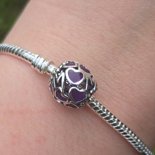 Exprimez votre amour et votre reconnaissance avec ce charm rond en argent 925, orné de petits cœurs violets et portant l’inscription "Mom".
Ce charm élégant et touchant est une déclaration parfaite d’affection pour la personne la plus spéciale de votre vie. Les cœurs violets, symbole de tendresse et d’amour, entourent le mot "Mom", créant un bijou unique et plein de signification. Parfait pour la fête des mères, un anniversaire, ou simplement pour dire "Je t’aime".
