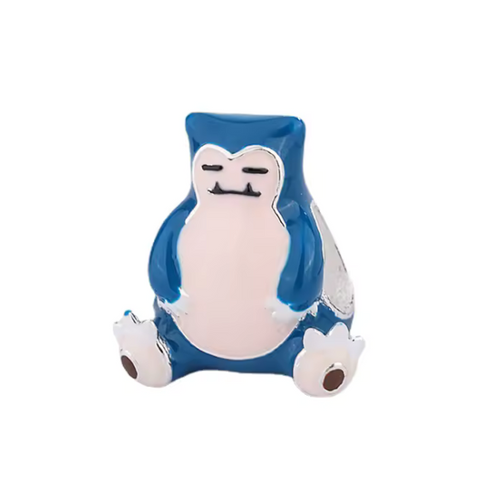 Le charm Ronflex est un hommage au célèbre Pokémon connu pour son amour du sommeil et son caractère détendu. Ce charm est un incontournable pour les fans de Pokémon, capturant l’essence de ce personnage paresseux mais adorable. Son design détaillé et son allure imposante en font un excellent ajout à votre collection.