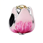 Ce charm bombé en argent 925 présente pivoine rose nacrée dégradé poudré intense pétales émaillés texturés, centre doré bombé relief floral, contours argentés élégants. Symbole beauté féminine printemps épanoui.

Caractéristiques :

Matière : Argent 925, émail rose dégradé.
Design : Fleur bombée centre, bélière discrète intégrée.
Compatibilité : Parfaite bracelets colliers charms modulables.