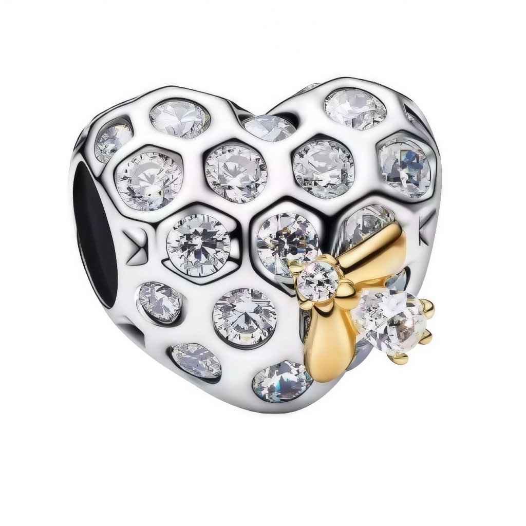 Ce charm cœur bombé en argent 925 évoque ruche alvéoles pavées zircones étincelantes, abeille dorée ailée perchée joyeuse, contours ciselés doux mielleux. Symbole amour travail acharné douceur collective.

Caractéristiques

Matière : Argent 925, zircones multiples.
Design : Cœur ruche abeille, bélière intégrée solide.
Compatibilité : Convient bracelets colliers charms modulables.