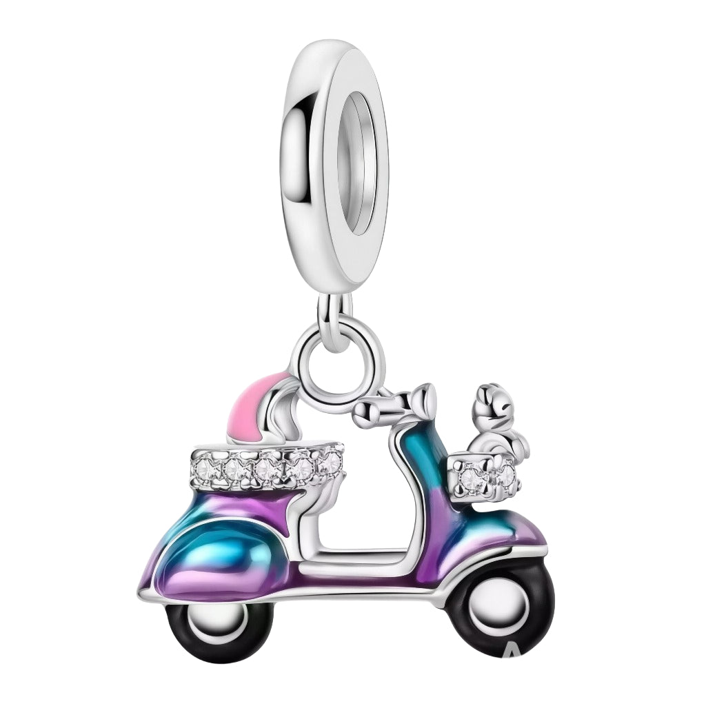 Ajoutez une touche rétro à votre bracelet avec ce charm Scooter. En argent 925, il est idéal pour les aventuriers et les passionnés de voyages.