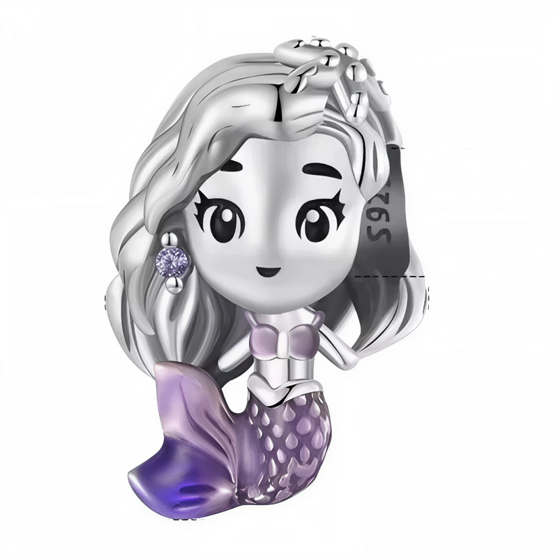 Ce charm en argent 925 figure sirène cheveux argentés longs yeux pétillants queue violette écailleuse, perle violette. Symbole grâce aquatique mystère abyssal séduction marine.

Caractéristiques

Matière : Argent 925 émail violet zircone œil perle.
Design : Style chibi 3D dynamique queue fluide.
Compatibilité : Bracelets colliers thèmes océan fantasy.