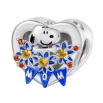 Ce charm rend hommage aux mamans avec tendresse: Snoopy souriant au centre d’un cœur argent poli, encadré de marguerites bleues ornées de strass jaunes et d’accents orange. Une petite bannière bleu roi forme le mot “MOM”, apportant une touche festive et lumineuse. Parfait pour la Fête des Mères ou pour dire merci au quotidien.