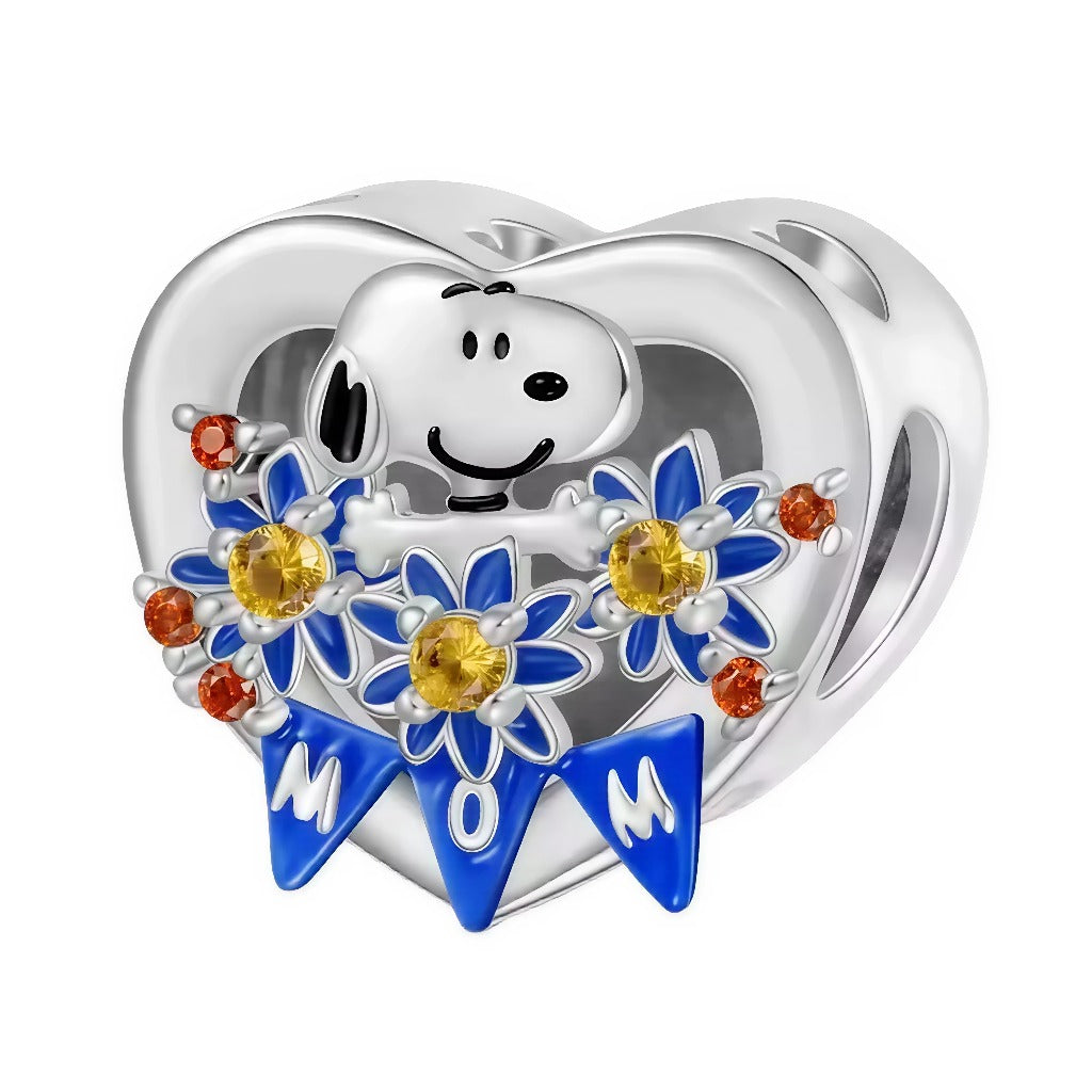 Ce charm rend hommage aux mamans avec tendresse: Snoopy souriant au centre d’un cœur argent poli, encadré de marguerites bleues ornées de strass jaunes et d’accents orange. Une petite bannière bleu roi forme le mot “MOM”, apportant une touche festive et lumineuse. Parfait pour la Fête des Mères ou pour dire merci au quotidien.