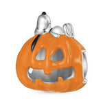Cette perle traverse raconte une soirée d’Halloween toute douce: Snoopy, corps argent poli et petit nez noir, se repose sur une citrouille sculptée façon Jack‑o’-lantern aux ouvertures ajourées. L’émail orange vif contraste avec les finitions métalliques pour un rendu lumineux au poignet. Parfait pour composer un thème Peanuts ou une sélection automnale.