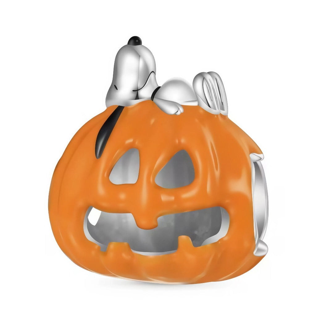 Cette perle traverse raconte une soirée d’Halloween toute douce: Snoopy, corps argent poli et petit nez noir, se repose sur une citrouille sculptée façon Jack‑o’-lantern aux ouvertures ajourées. L’émail orange vif contraste avec les finitions métalliques pour un rendu lumineux au poignet. Parfait pour composer un thème Peanuts ou une sélection automnale.