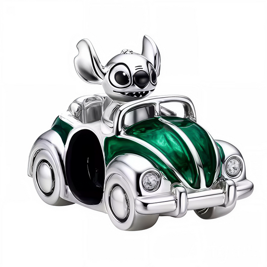 Faites entrer la bonne humeur et l’aventure dans votre collection avec ce charm représentant Stitch, concentré et joyeux, au volant d’une voiture stylée aux tons argentés et verts. Finement travaillé en finition argentée brillante, ce bijou capture l’esprit espiègle et dynamique de Stitch, prêt à prendre la route pour de nouvelles péripéties. Un accessoire amusant et original pour personnaliser vos bracelets ou colliers.