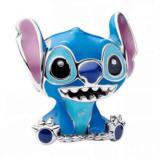 Retrouvez tout le charme de Stitch adorable inspiré du célèbre personnage Disney. Fabriqué en&nbsp;argent 925, ce bijou capture l’énergie espiègle et l’attachement profond de ce petit extraterrestre au grand cœur. Parfait pour les fans de Lilo et Stitch, il apporte une touche de magie et de bonne humeur à votre bracelet.