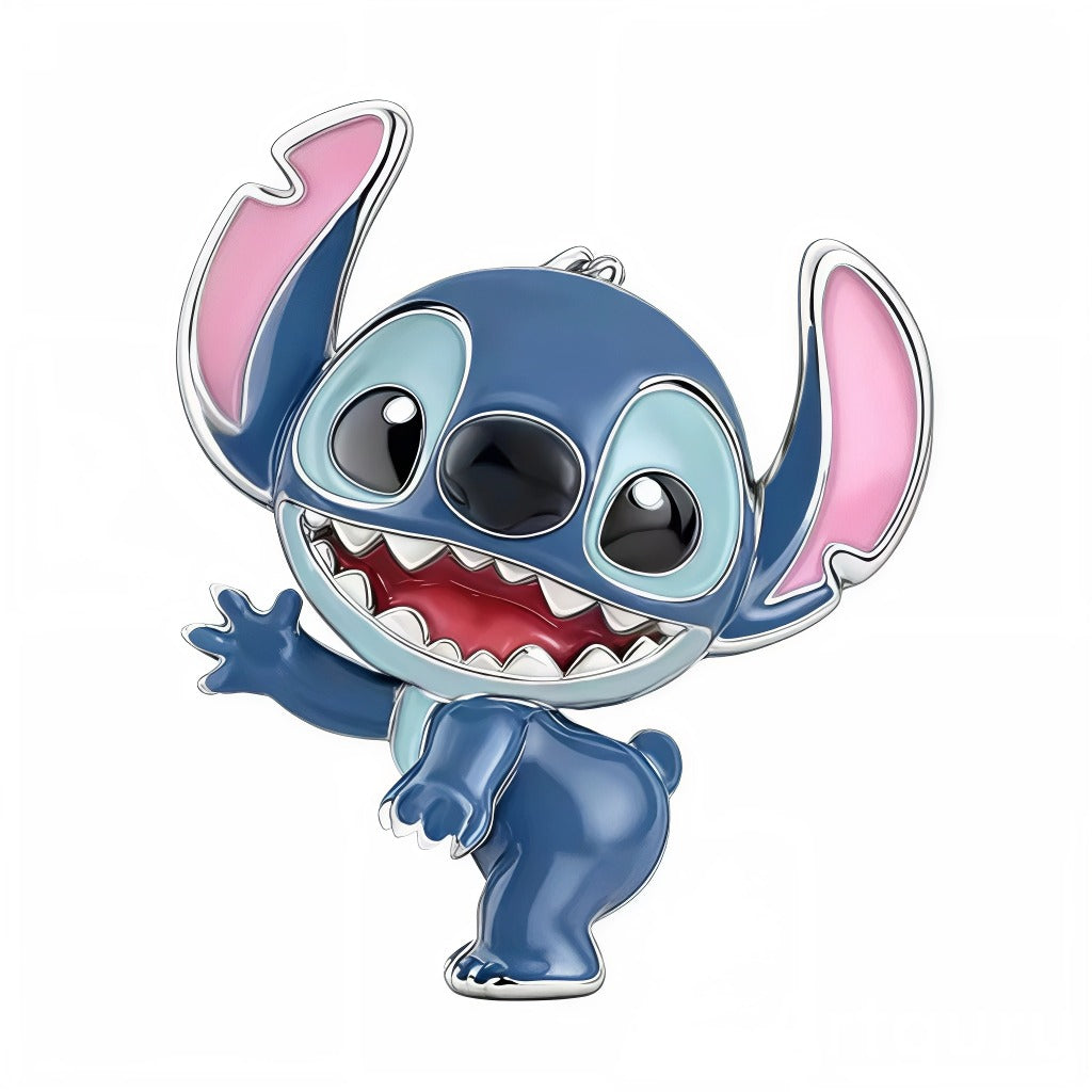 Ce charm met en scène Stitch prêt à faire une bêtise adorable: tête penchée, bras levé et bouche ouverte sur un large sourire aux dents pointues. Les émaux bleu océan et rose des oreilles contrastent avec les contours argent polis pour un rendu lumineux et très expressif. Idéal pour compléter une collection Disney‑like et apporter énergie et bonne humeur au bracelet.