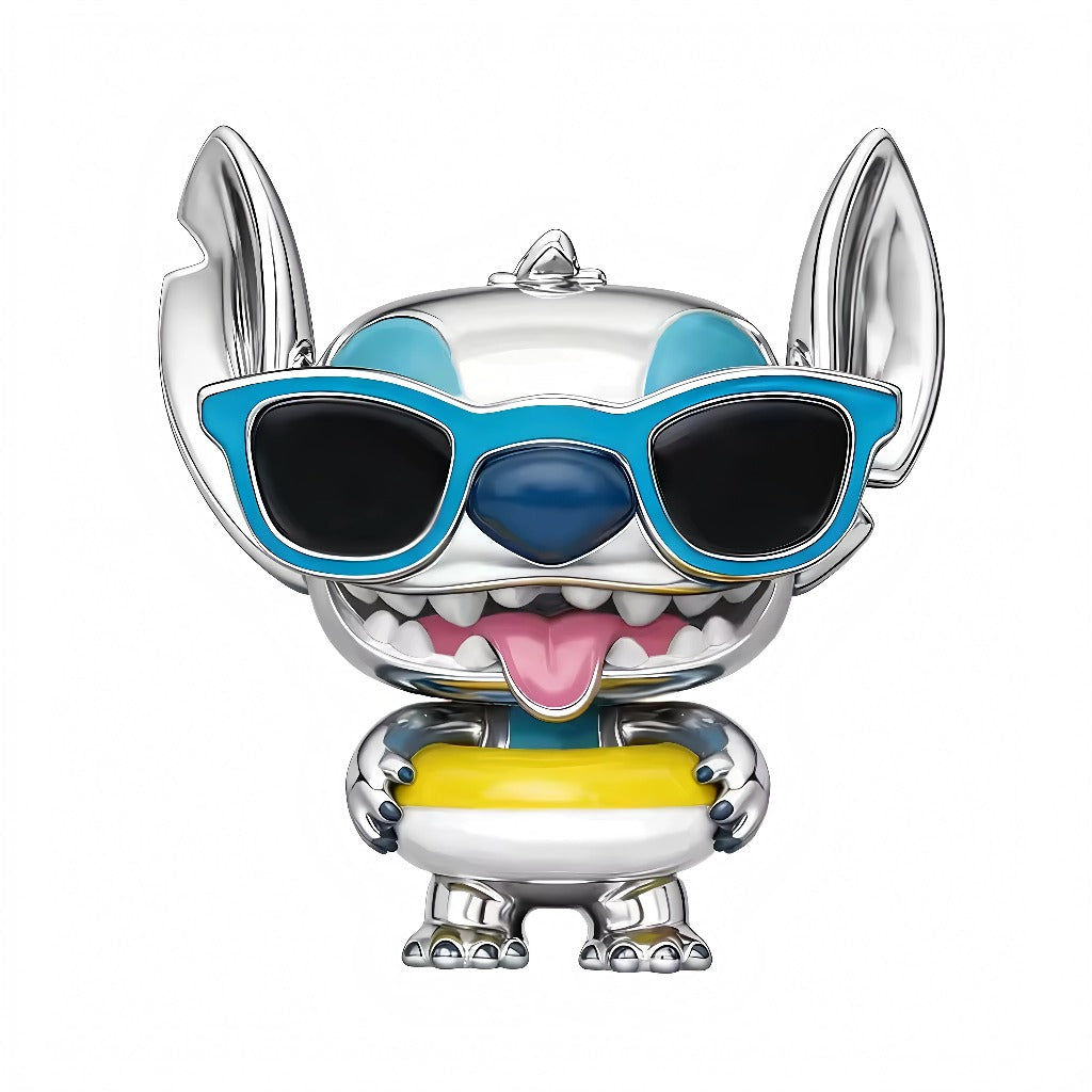Ce charm capture l’humeur estivale de Stitch: expression taquine, langue tirée et larges solaires turquoise qui dominent son visage. La bouée jaune vif apporte une note fun et contraste avec les émaux bleu océan et les finitions argent poli. Parfait pour un thème vacances, mer ou pour offrir un rayon de soleil toute l’année.