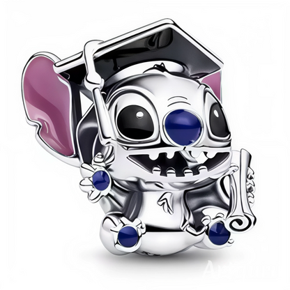 Célébrez un accomplissement unique avec ce charm Stitch portant un chapeau de diplômé en argent 925.
Ce charm adorable combine l'esprit de l'adorable Stitch avec la symbolique d'un chapeau de diplômé, représentant la réussite et l'achèvement d'une étape importante de la vie. Idéal pour marquer un diplôme, une remise de prix ou tout autre moment de fierté, ce charm est une manière amusante et originale de célébrer cette réussite.