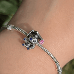 Célébrez un accomplissement unique avec ce charm Stitch portant un chapeau de diplômé en argent 925.
Ce charm adorable combine l'esprit de l'adorable Stitch avec la symbolique d'un chapeau de diplômé, représentant la réussite et l'achèvement d'une étape importante de la vie. Idéal pour marquer un diplôme, une remise de prix ou tout autre moment de fierté, ce charm est une manière amusante et originale de célébrer cette réussite.