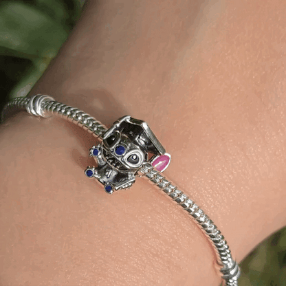 Célébrez un accomplissement unique avec ce charm Stitch portant un chapeau de diplômé en argent 925.
Ce charm adorable combine l'esprit de l'adorable Stitch avec la symbolique d'un chapeau de diplômé, représentant la réussite et l'achèvement d'une étape importante de la vie. Idéal pour marquer un diplôme, une remise de prix ou tout autre moment de fierté, ce charm est une manière amusante et originale de célébrer cette réussite.