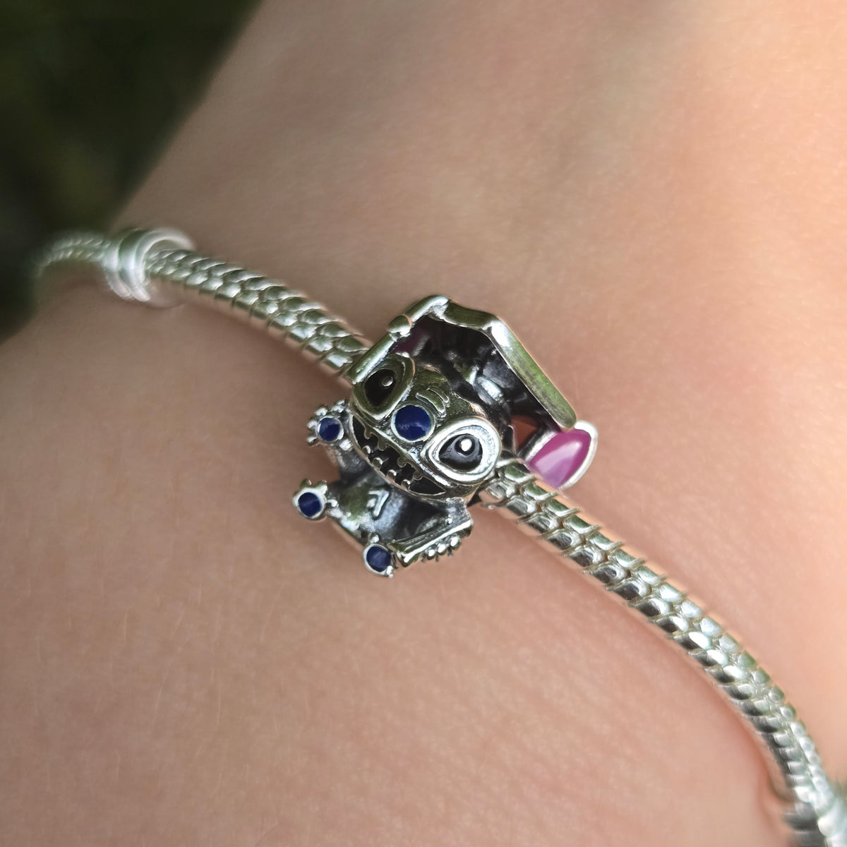 Célébrez un accomplissement unique avec ce charm Stitch portant un chapeau de diplômé en argent 925.
Ce charm adorable combine l'esprit de l'adorable Stitch avec la symbolique d'un chapeau de diplômé, représentant la réussite et l'achèvement d'une étape importante de la vie. Idéal pour marquer un diplôme, une remise de prix ou tout autre moment de fierté, ce charm est une manière amusante et originale de célébrer cette réussite.