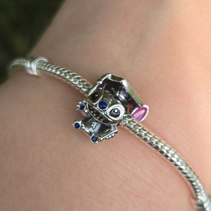 Célébrez un accomplissement unique avec ce charm Stitch portant un chapeau de diplômé en argent 925.
Ce charm adorable combine l'esprit de l'adorable Stitch avec la symbolique d'un chapeau de diplômé, représentant la réussite et l'achèvement d'une étape importante de la vie. Idéal pour marquer un diplôme, une remise de prix ou tout autre moment de fierté, ce charm est une manière amusante et originale de célébrer cette réussite.