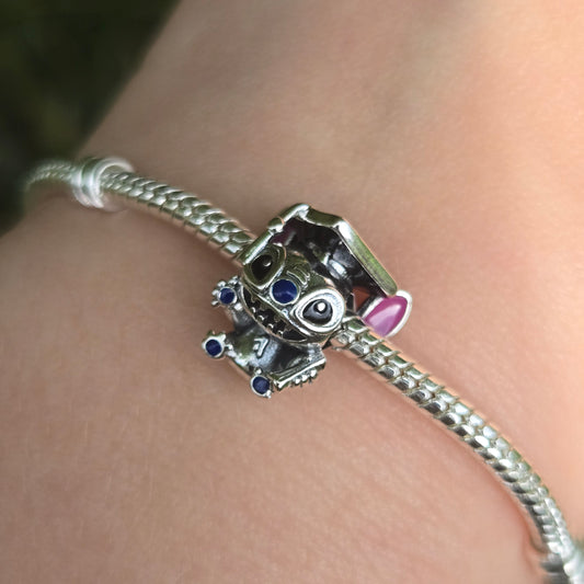Célébrez un accomplissement unique avec ce charm Stitch portant un chapeau de diplômé en argent 925.
Ce charm adorable combine l'esprit de l'adorable Stitch avec la symbolique d'un chapeau de diplômé, représentant la réussite et l'achèvement d'une étape importante de la vie. Idéal pour marquer un diplôme, une remise de prix ou tout autre moment de fierté, ce charm est une manière amusante et originale de célébrer cette réussite.