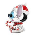 Ce charm met en scène Stitch dans sa version la plus joyeuse: bonnet de Noël texturé avec bord blanc, écharpe assortie et grand sourire dévoilant ses dents pointues. Assis bien sagement, il serre une canne en sucre d’orge rayée rouge et blanche, tandis que ses grands yeux bleus et ses oreilles lavande apportent la touche kawaii. Une pièce parfaite pour illuminer un bracelet pendant toute la saison des fêtes ou pour un cadeau de Noël plein de malice.
