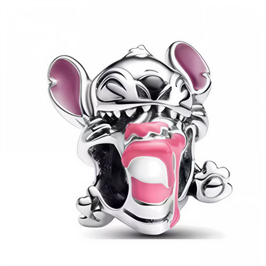 Préparez-vous à souffler les bougies avec le plus glouton (et adorable) des extraterrestres ! Ce charm en argent 925 met en scène Stitch en pleine fiesta d’anniversaire, prêt à engloutir un énorme gâteau avec sa langue bien pendue. Un bijou festif, fun et sucré à souhait – parfait pour célébrer la joie de vivre à la sauce Disney.