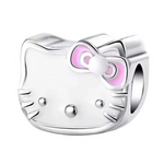Ce charm en argent 925 (S925) capture la tête ronde iconique de Hello Kitty avec nœud signature et moustaches subtiles gravées, visage doux sans bouche typique Sanrio. Il symbolise amitié pure, kawaii universel et douceur japonaise.

Caractéristiques :

Matière : Argent 925 (S925) poli miroir avec émail optionnel rose pour nœud, finitions 3D relief.
Design : Tête oversize oreilles pointues, nœud oversize latéral, yeux noirs brillants minimalistes.
Compatibilité : Compatible avec les bracelets à charms stand