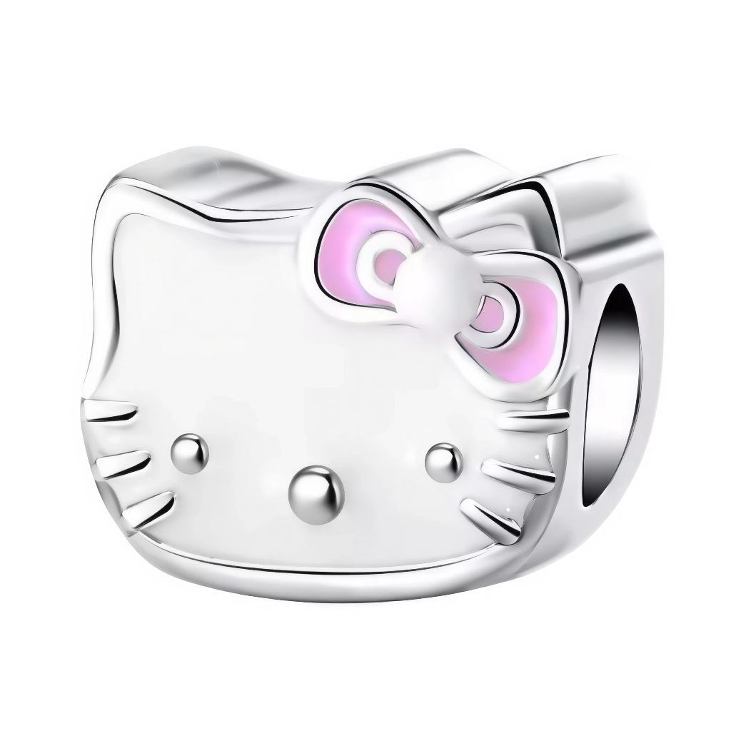 Ce charm en argent 925 (S925) capture la tête ronde iconique de Hello Kitty avec nœud signature et moustaches subtiles gravées, visage doux sans bouche typique Sanrio. Il symbolise amitié pure, kawaii universel et douceur japonaise.

Caractéristiques :

Matière : Argent 925 (S925) poli miroir avec émail optionnel rose pour nœud, finitions 3D relief.
Design : Tête oversize oreilles pointues, nœud oversize latéral, yeux noirs brillants minimalistes.
Compatibilité : Compatible avec les bracelets à charms stand