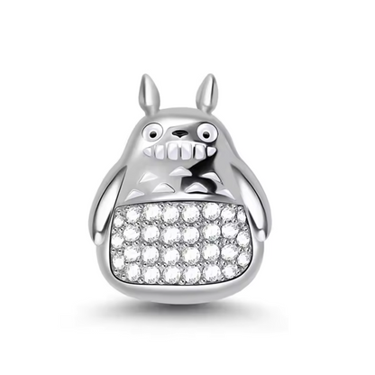 Ajoutez une touche de magie et de douceur à votre collection avec ce charm représentant Totoro, l'adorable esprit de la forêt du film culte Mon Voisin Totoro. Conçu en argent sterling S925, ce charm capture parfaitement la forme ronde et bienveillante de Totoro, avec ses grandes oreilles et son sourire apaisant.