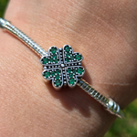 Ajoutez une touche de porte-bonheur à votre bracelet avec ce charm en argent 925 représentant un trèfle délicatement sculpté. Symbole universel de chance, d’espoir et de prospérité, ce bijou est idéal pour attirer les énergies positives et apporter une touche élégante et significative à votre collection.

Son design épuré, sublimé par des détails minutieux et une finition brillante, fera de ce charm un incontournable pour les amateurs de talismans et de symboles porte-bonheur.