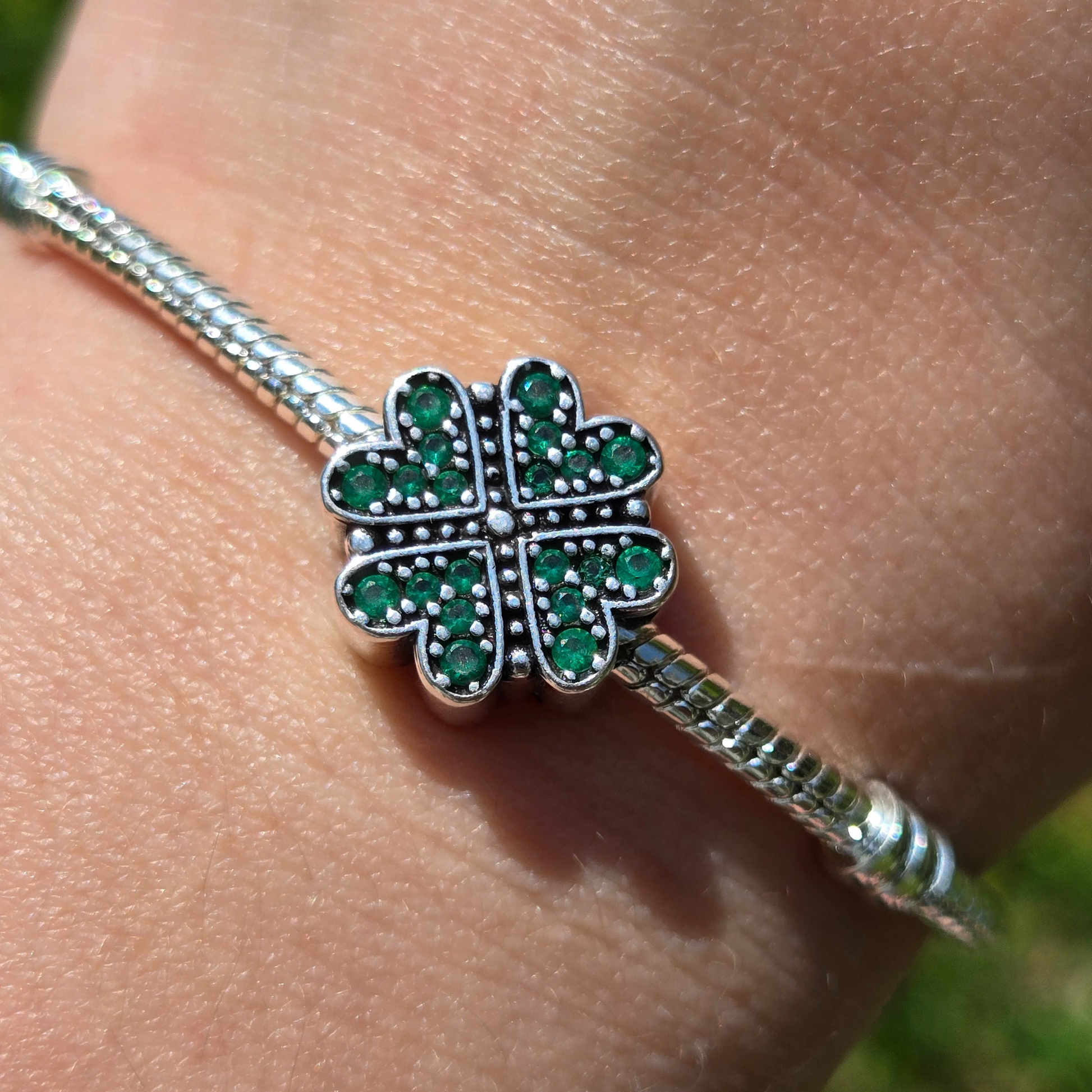 Ajoutez une touche de porte-bonheur à votre bracelet avec ce charm en argent 925 représentant un trèfle délicatement sculpté. Symbole universel de chance, d’espoir et de prospérité, ce bijou est idéal pour attirer les énergies positives et apporter une touche élégante et significative à votre collection.

Son design épuré, sublimé par des détails minutieux et une finition brillante, fera de ce charm un incontournable pour les amateurs de talismans et de symboles porte-bonheur.