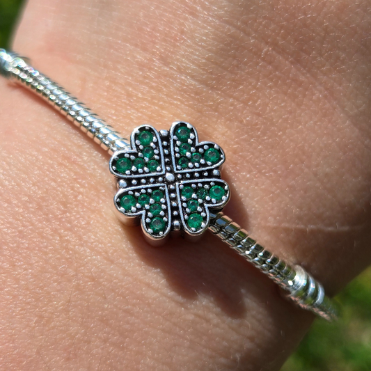 Ajoutez une touche de porte-bonheur à votre bracelet avec ce charm en argent 925 représentant un trèfle délicatement sculpté. Symbole universel de chance, d’espoir et de prospérité, ce bijou est idéal pour attirer les énergies positives et apporter une touche élégante et significative à votre collection.

Son design épuré, sublimé par des détails minutieux et une finition brillante, fera de ce charm un incontournable pour les amateurs de talismans et de symboles porte-bonheur.