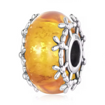 Ce charm en argent 925 se distingue par un large cylindre effet ambre doré, parcouru de reflets chauds rappelant la lumière du soleil couchant. Tout autour, une couronne de petites fleurs en argent entoure la perle de résine, comme un jardin délicat baigné de lumière.

Caractéristiques :

-Matière : Argent 925/1000 massif pour la structure et les fleurs, perle centrale en résine synthétique effet ambre aux nuances jaune et miel.
-Design : Charm de forme ronde et bombée, traversé en son centre par un noyau e