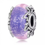 Ce charm en argent 925 se compose d’une grande perle de résine aux nuances violettes et roses qui rappellent un ciel d’aurore boréale. De chaque côté, une monture ajourée de papillons en argent enserre la perle, comme un essaim léger tournant autour d’une lumière magique.

Caractéristiques :

-Matière : Argent 925/1000 massif pour la structure et les papillons, perle centrale en résine synthétique marbrée dans des tons mauve et rose.
-Design : Charm en forme de cylindre bombé, parcouru au centre par un noya