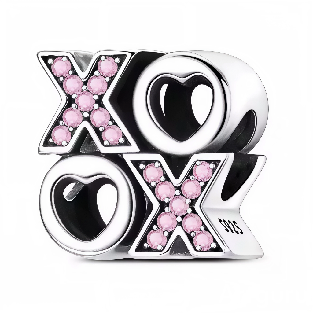 Ce charm en argent 925 reprend le message « XOXO », symbole de bisous et de câlins, dans un design typographique ludique et romantique. Les lettres « X » scintillantes et les « O » en forme de cœur en font un bijou idéal pour exprimer l’affection au quotidien.

Caractéristiques :

-Matière : Argent 925/1000 massif, finition brillante, serti de cristaux synthétiques roses sur les deux lettres « X » pour un éclat délicat.
-Design : Charm bloc en volume composé de la succession « XOXO », les « X » pavés de pie