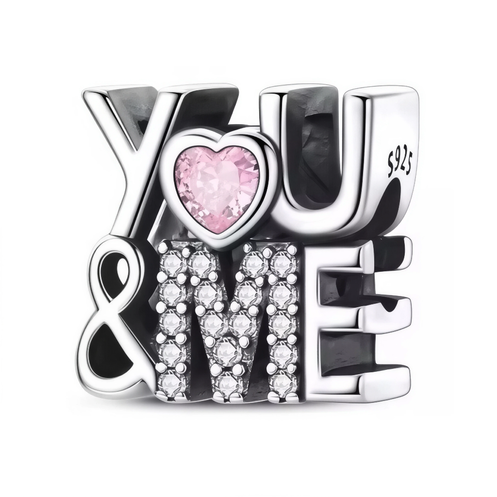 Ce charm en argent 925 met en scène le message « YOU and ME » dans un design typographique moderne, avec un cœur rose au centre pour symboliser un lien unique. C’est un bijou idéal pour célébrer une histoire d’amour, un couple ou une relation fusionnelle.

Caractéristiques :

-Matière : Argent 925/1000 massif, finition brillante, orné d’un cristal synthétique rose en forme de cœur et de pavages de cristaux transparents sur les lettres « ME ».
-Design : Charm bloc tridimensionnel, où les mots « YOU » et « ME