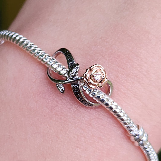 Ce charm Love Forever en argent 925 est le symbole parfait d’un amour éternel. Son design intemporel et raffiné en fait une pièce incontournable pour votre collection.