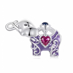 Ce charm pendentif met en scène un éléphant argenté majestueux juché sur un trône violet en émail, orné de motifs floraux baroques et d’un cœur rose serti au centre pour une aura royale et enchantée. La trompe relevée joyeusement, l’œil noir pétillant et les oreilles déployées ajoutent du caractère à cette figure symbolique de sagesse. Le dôme bleu serti surplombe le tout comme une couronne précieuse.