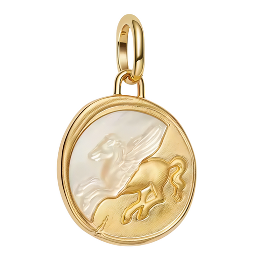 Apportez une touche de magie et de légèreté à votre collection avec ce charm médaillon pendentif représentant Pégase, finement réalisé en Argent 925 avec un plaquage doré et des détails blancs éclatants. Ce bijou élégant incarne la liberté et la puissance mythique du cheval ailé, parfait pour ceux qui aiment rêver en grand.

Caractéristiques
– Matière : Argent 925 (S925) avec plaquage doré.
– Design : Médaillon pendentif avec Pégase et détails blancs.
– Coloris : Doré brillant avec touches blanches.
– Style