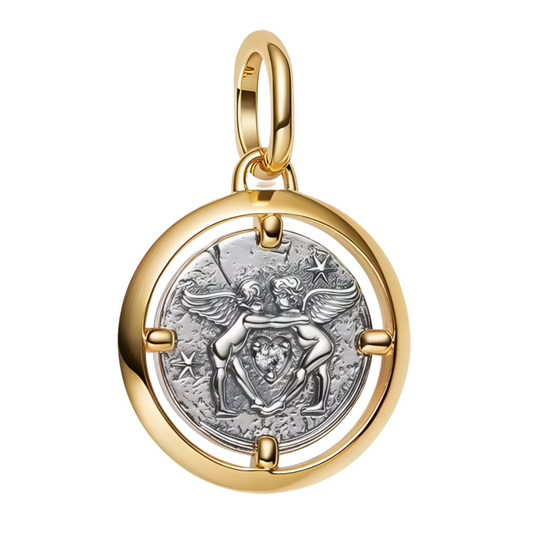 Apportez une touche de douceur et de protection à votre collection avec ce charm médaillon pendentif en Argent 925, finement travaillé avec un plaquage doré et argenté. Il représente deux anges délicats entourant un petit cœur, symbole d’amour et de bienveillance. Un bijou raffiné et émouvant, parfait pour évoquer tendresse et spiritualité.

Caractéristiques
– Matière : Argent 925 (S925) avec plaquage doré et argenté.
– Design : Médaillon pendentif avec deux anges et petit cœur.
– Coloris : Mélange doré et 